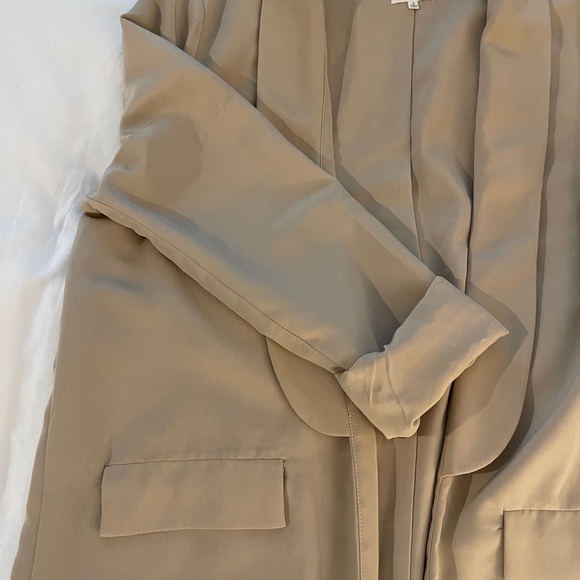 Women’s taupe blazer. Slightly oversized, but good quality.  Not too heavy - Picture 3 of 12